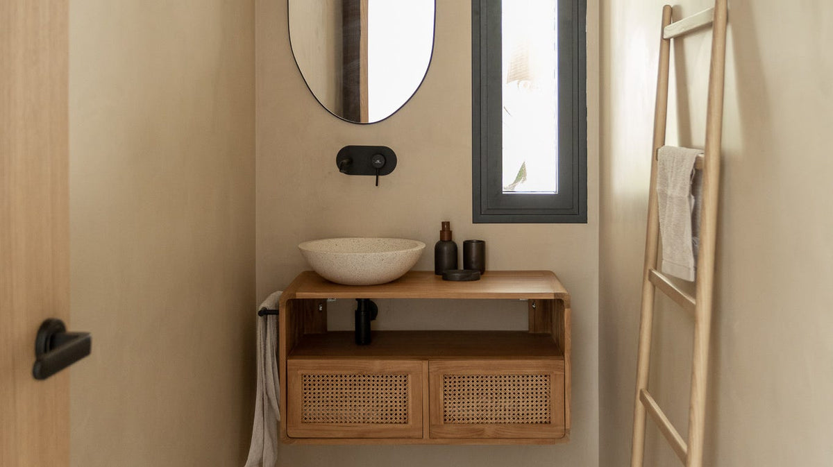 Baño de estilo mediterráneo con mueble bajolavabo de madera y ratán