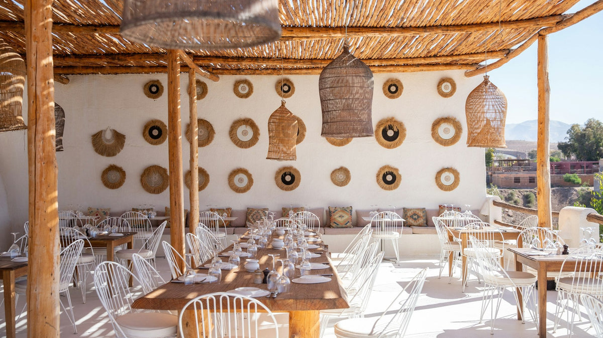 Restaurante mediterráneo con techo de cañizo y lámparas de fibras - Pino & Jacaranda