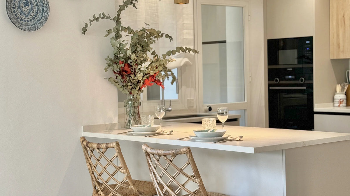 Cocina con isla diseñada por Pino & Jacaranda en Marbella - Pino & Jacaranda