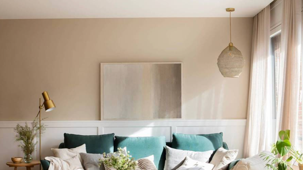 Salón en tonos claros con zócalo alto de madera y sofá azul - Pino & Jacaranda