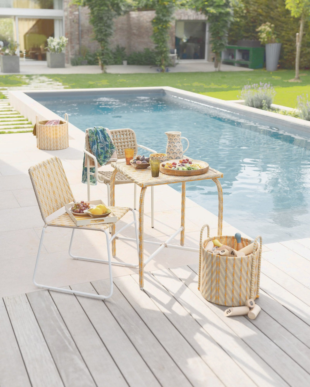 Exterior – Pino & Jacaranda