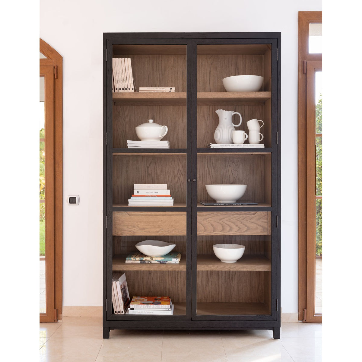 Armario de roble oscuro con puertas de cristal Lipsi
