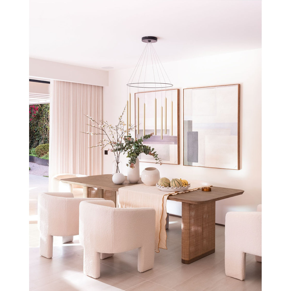 Mesa de comedor de roble claro con patas de ratán Levanzo