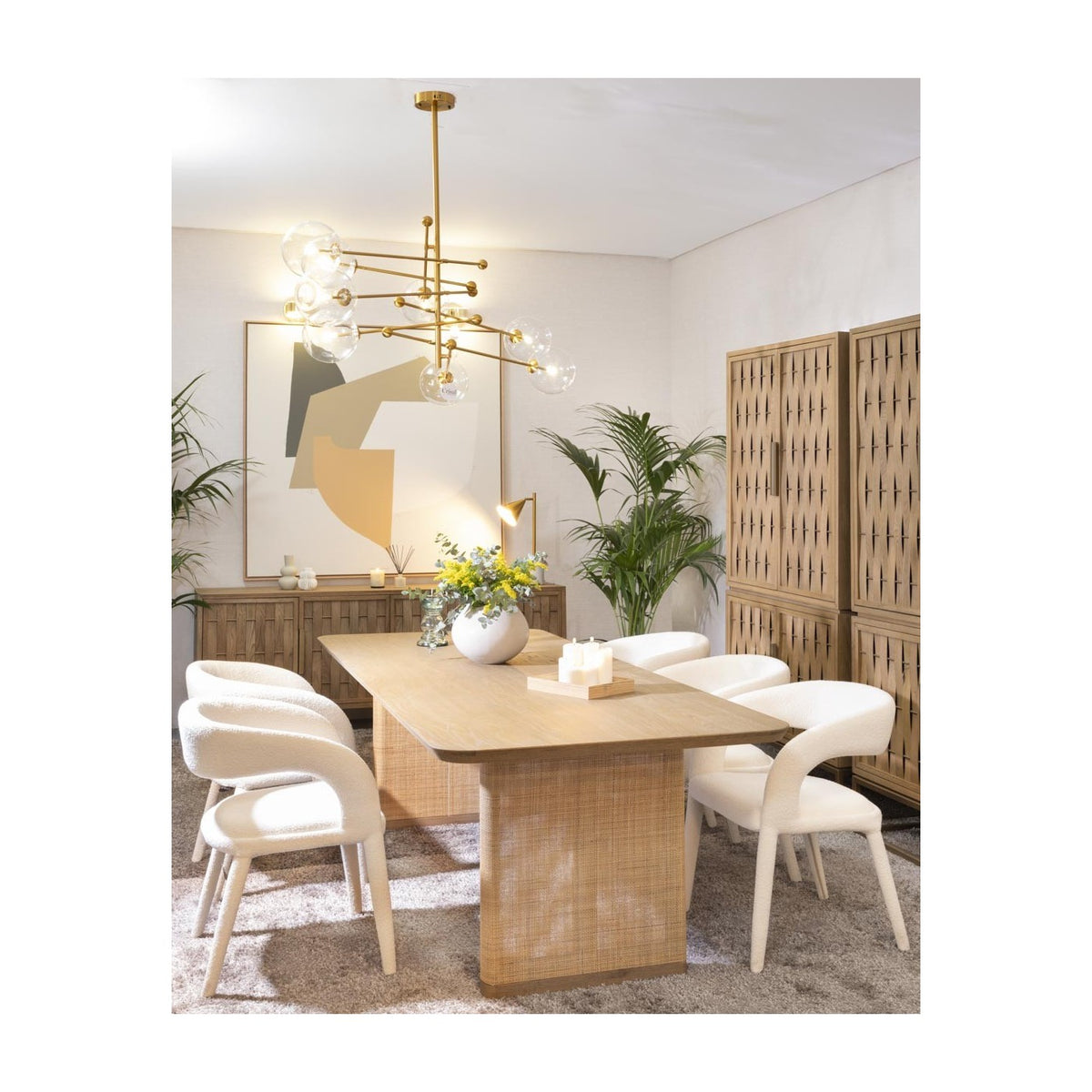 Mesa de comedor de roble claro con patas de ratán Levanzo