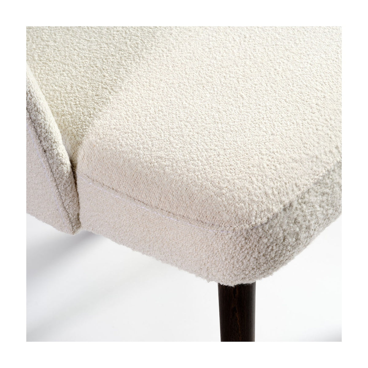 Silla tapizada marfil y madera oscura Chora