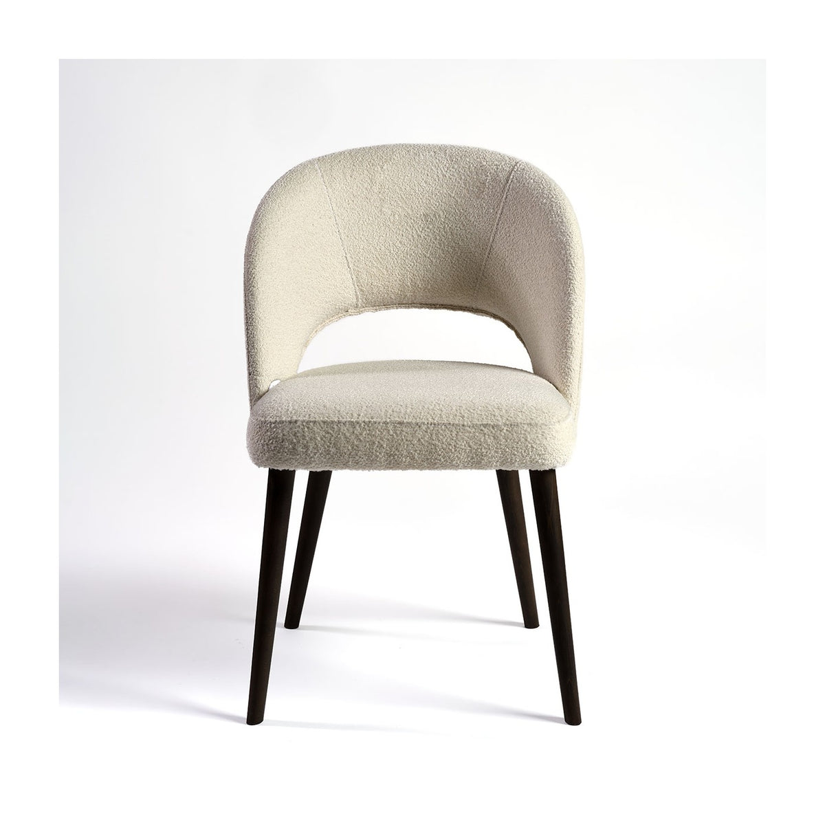 Silla tapizada marfil y madera oscura Chora