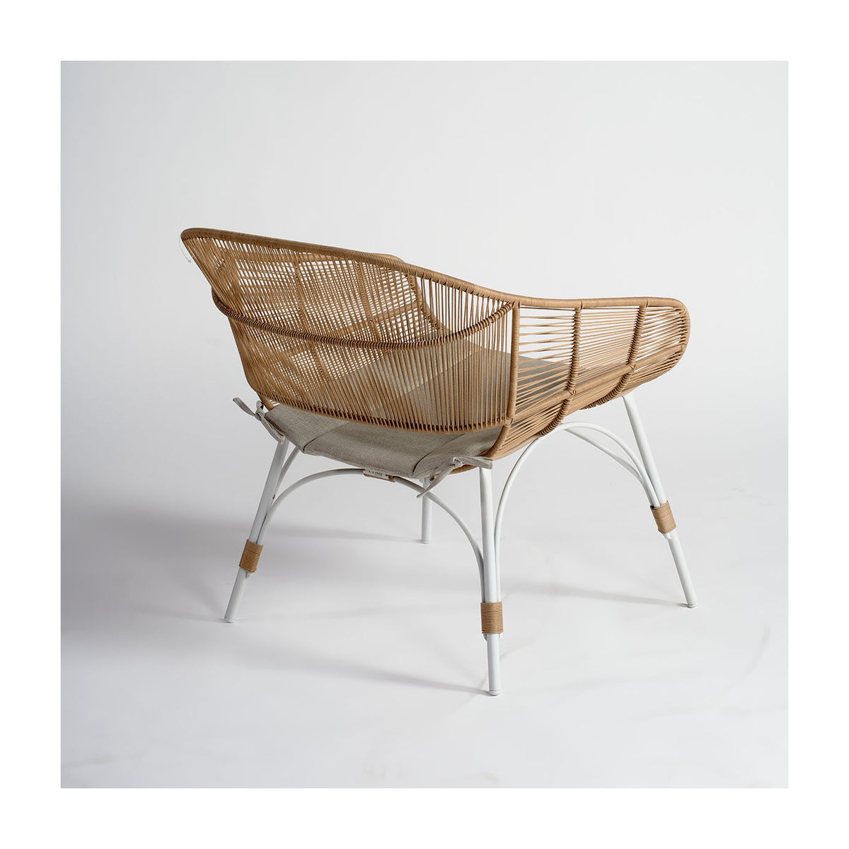Sillón bajo de ratán sintético natural Cefalù