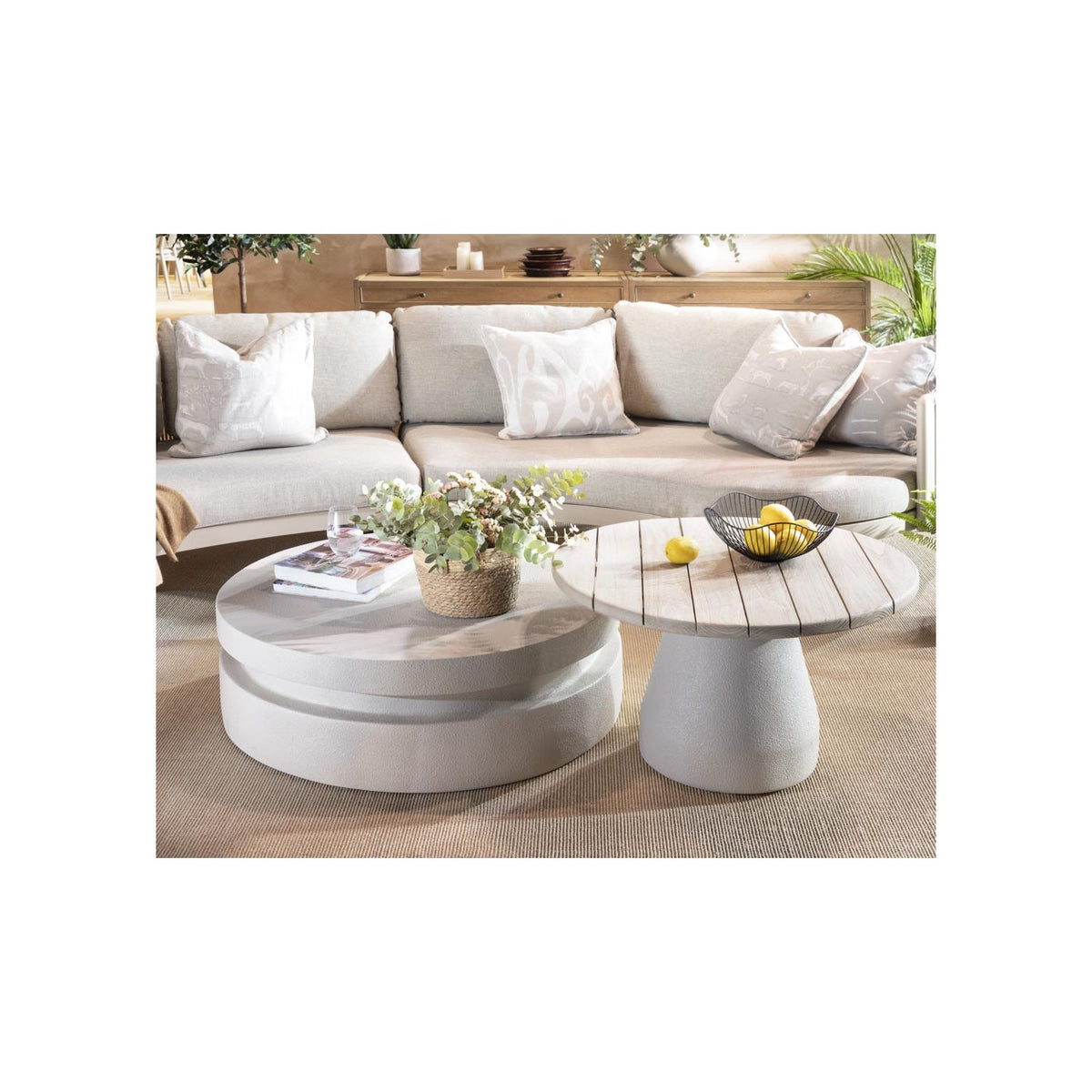 Mesa auxiliar de teca grisácea y base cemento blanco Cofete