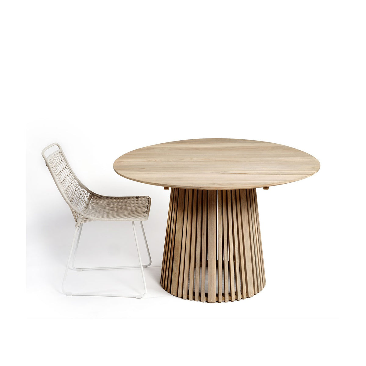 Mesa de comedor redonda de teca con pie de palillería Ravello