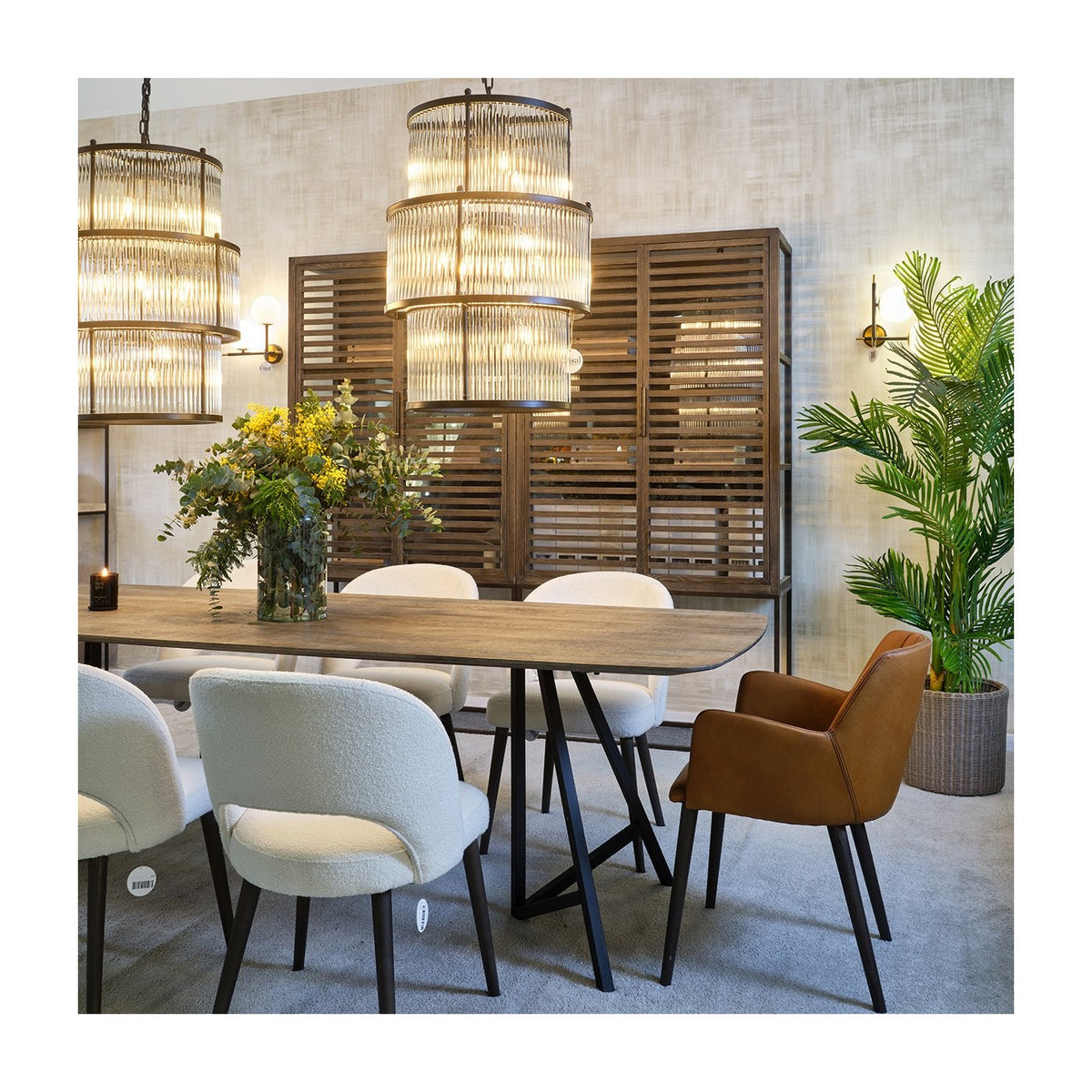 Mesa de comedor de roble grisáceo con patas geométricas Kasos