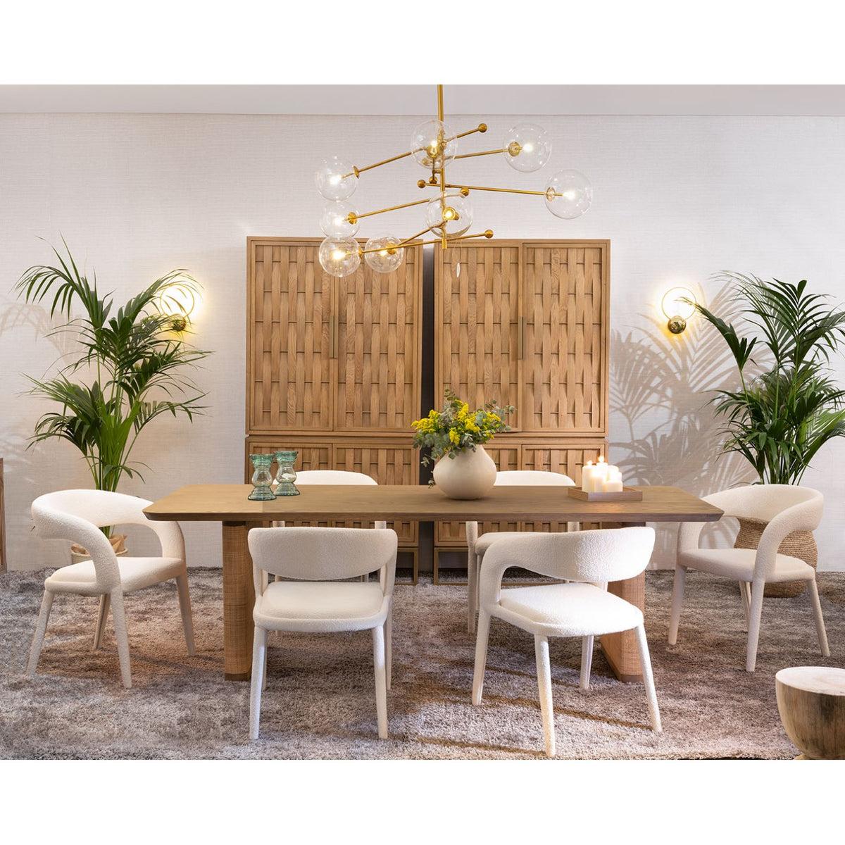 Armario de roble natural con puertas en relieve Lourmarin