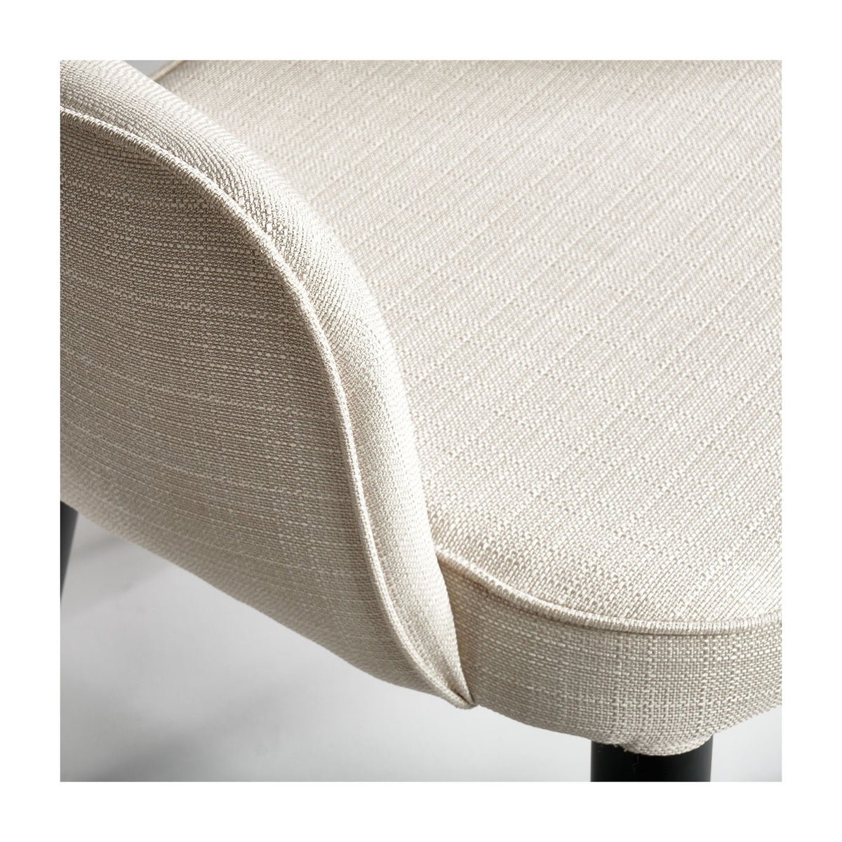 Sillón tapizado blanco roto con tapón dorado Funchal