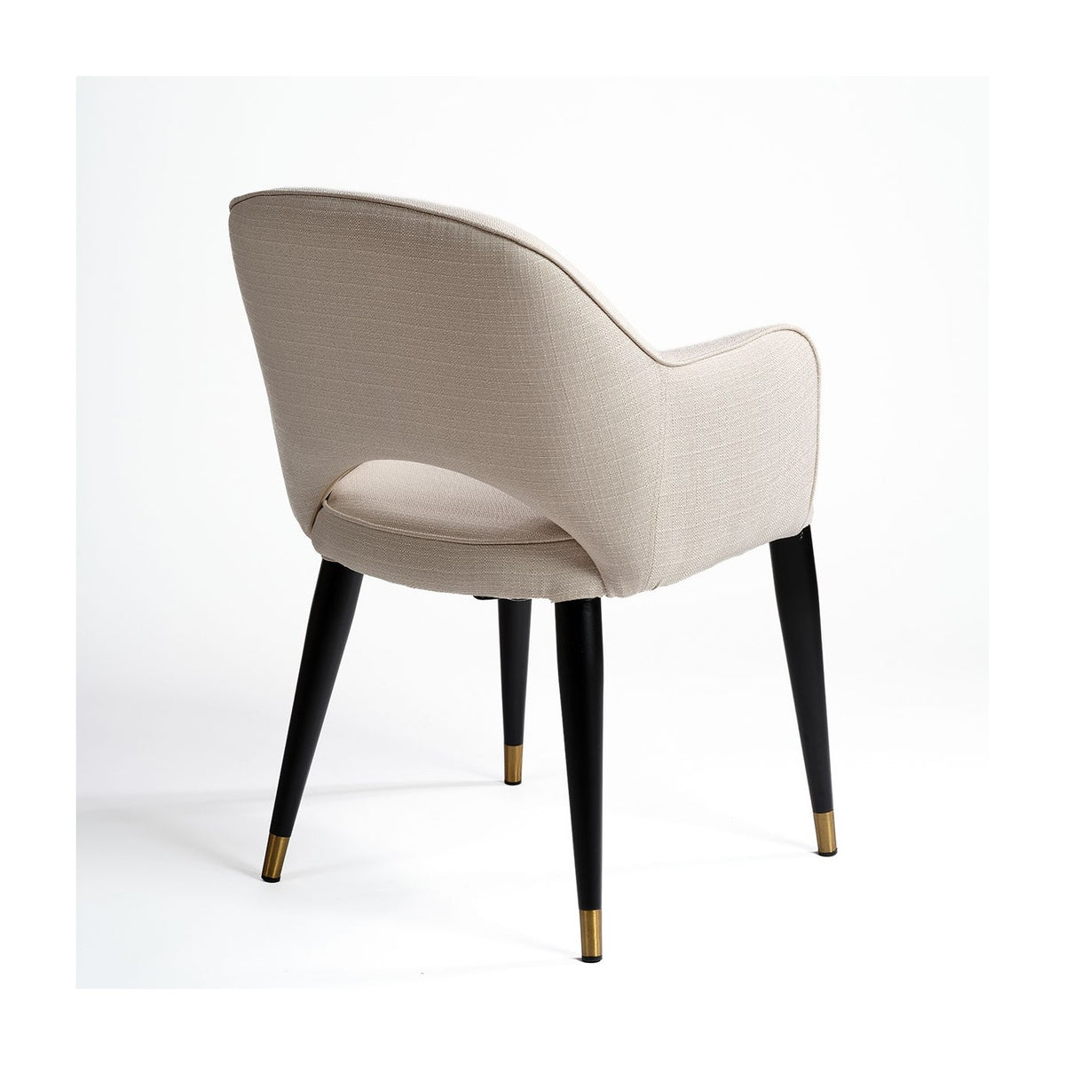 Sillón tapizado blanco roto con tapón dorado Funchal