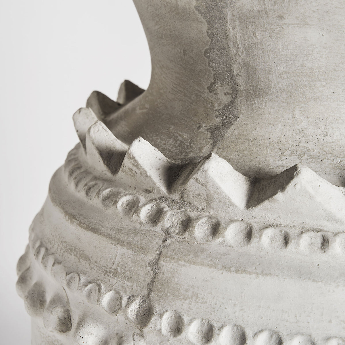 Ánfora de terracota blanco roto Aledo