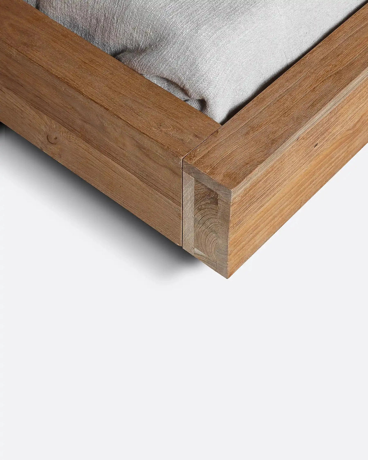 Cama de teca reciclada Nori