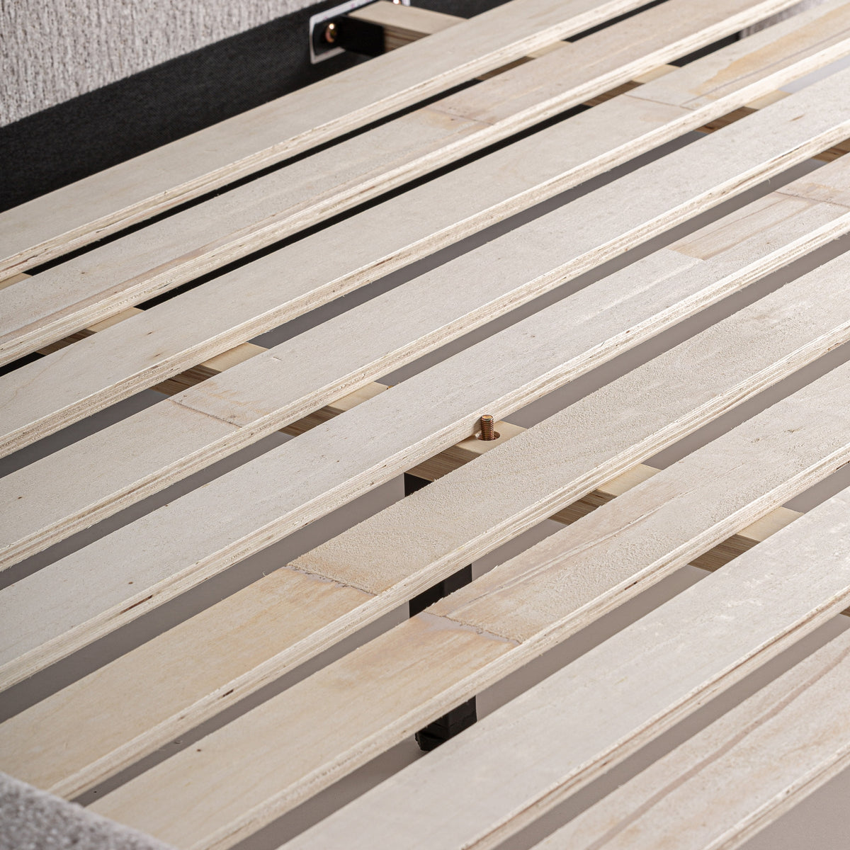 Cama tapizada beige Llucalcari