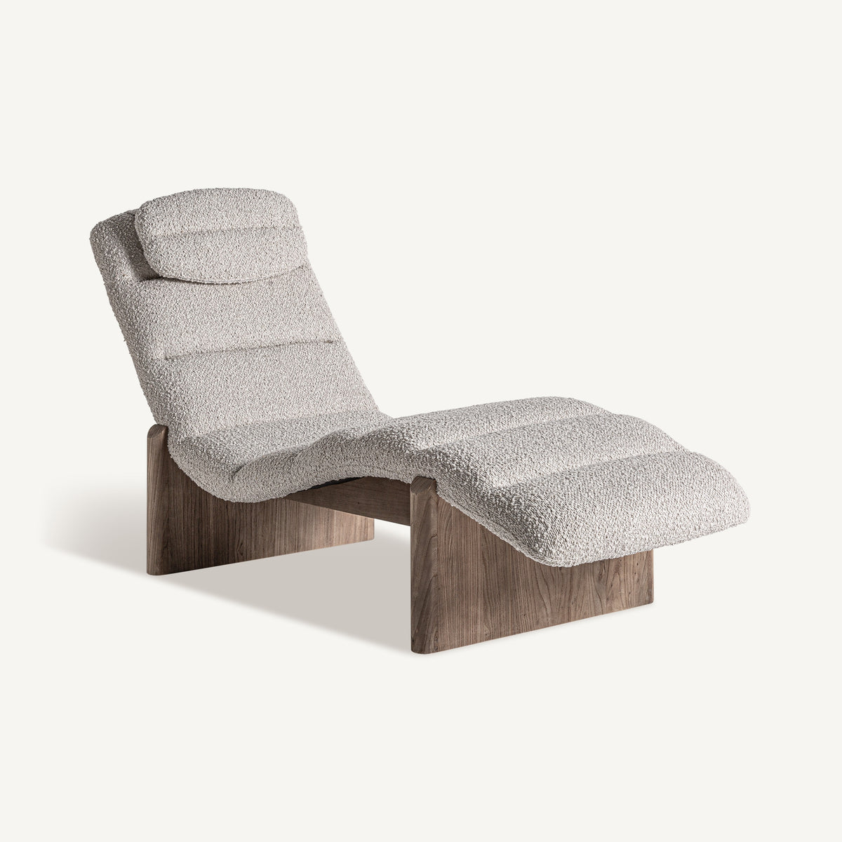Chaise longue de olmo y tapizado beige Pregonda