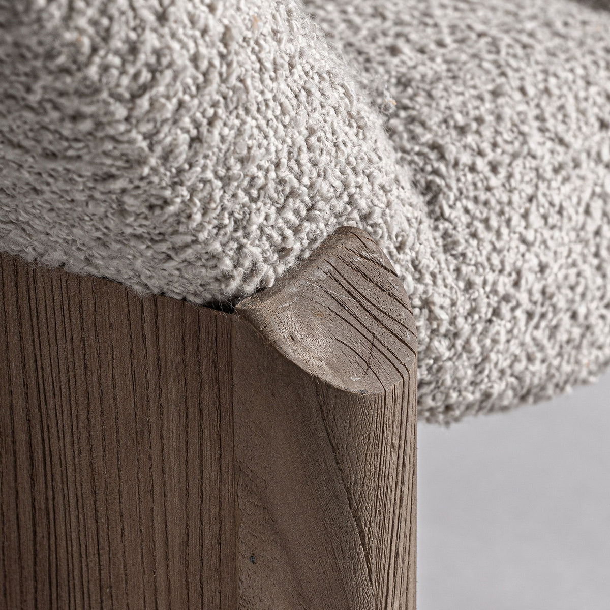 Chaise longue de olmo y tapizado beige Pregonda