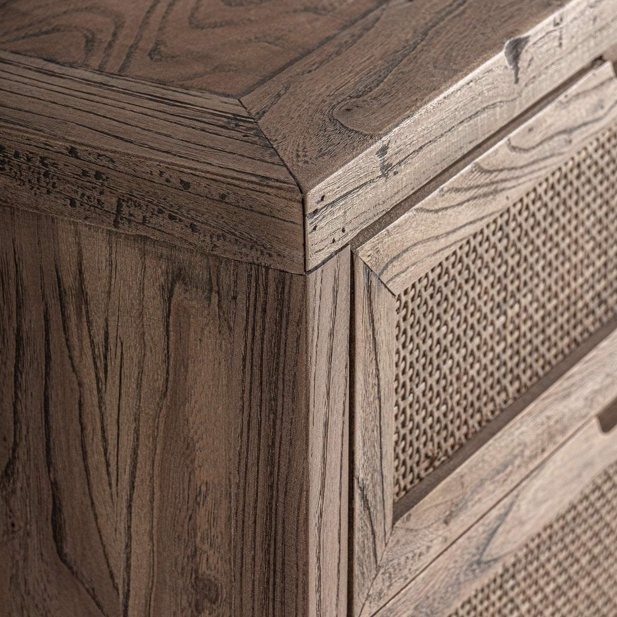 Cómoda de madera de olmo y ratán Valldemossa