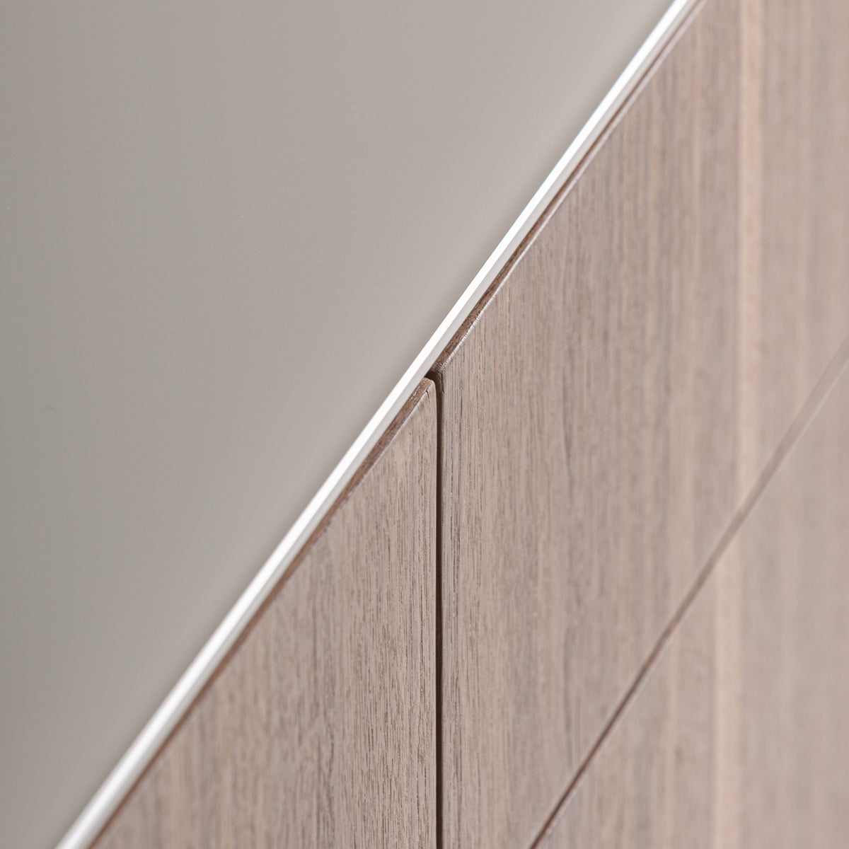 Cómoda de madera nogal y polipiel beige Galifa