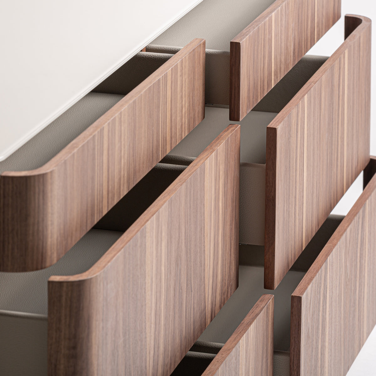 Cómoda de madera nogal y polipiel beige Galifa