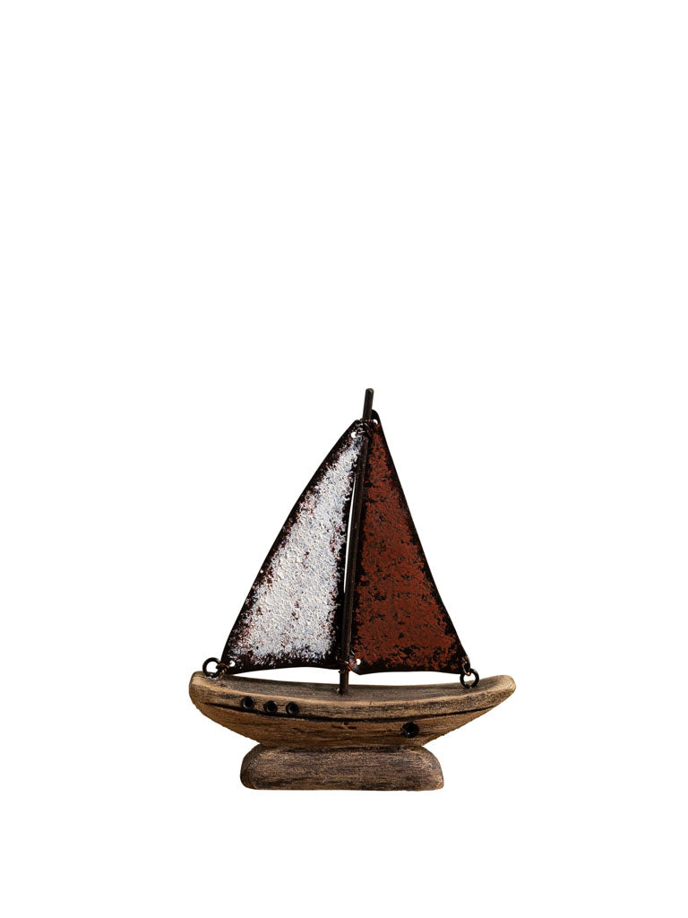 Barco de Madera con Vela Roja