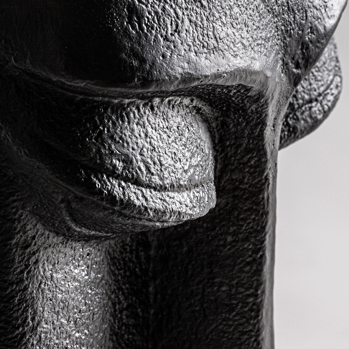Escultura de cemento negro Sfakia