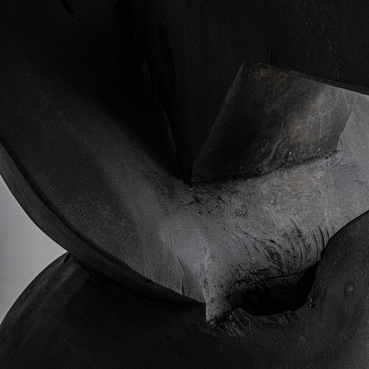 Escultura de madera de teka Delos negra