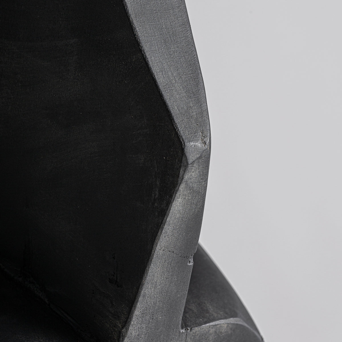 Escultura de madera de teka Thira negra