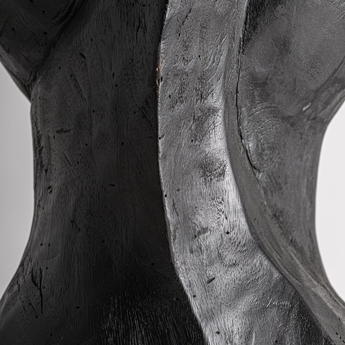 Escultura de pie de madera de suar negra Anogia