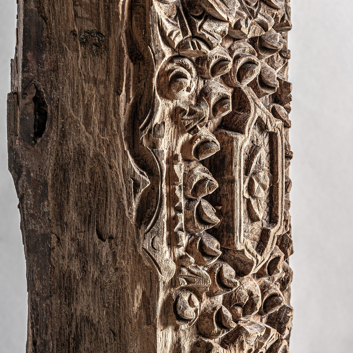 Escultura tótem de teca y hierro Alumbres