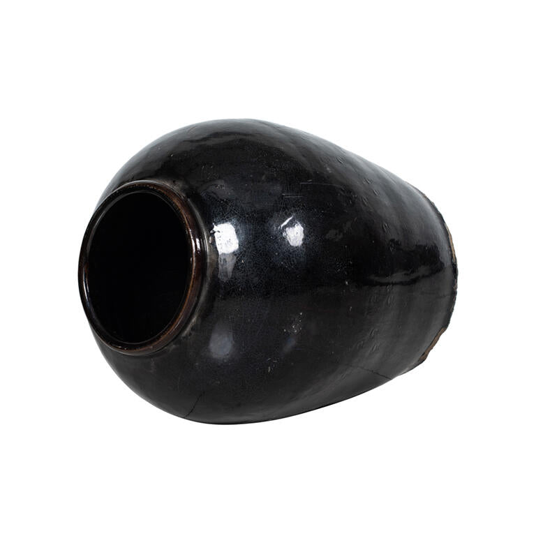 Tinaja antigua negra de barro cocido Tapia