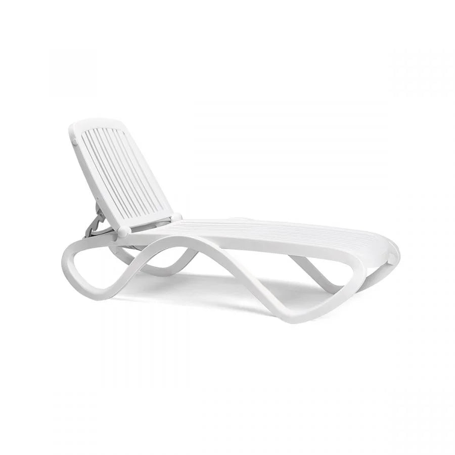 Tumbona apilable de resina Tropico Nardi – Blanco