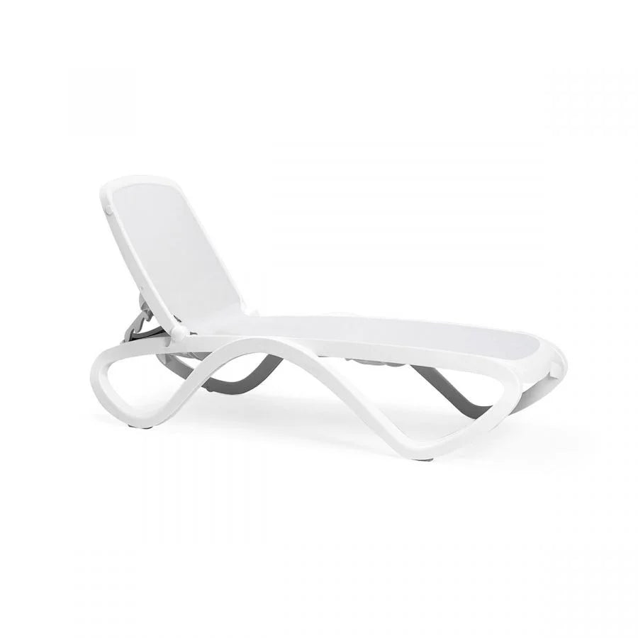 Tumbona apilable de resina Omega Nardi – Blanco / Blanco