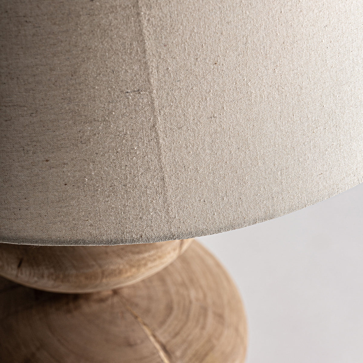Lámpara de sobremesa de madera de mango Austro