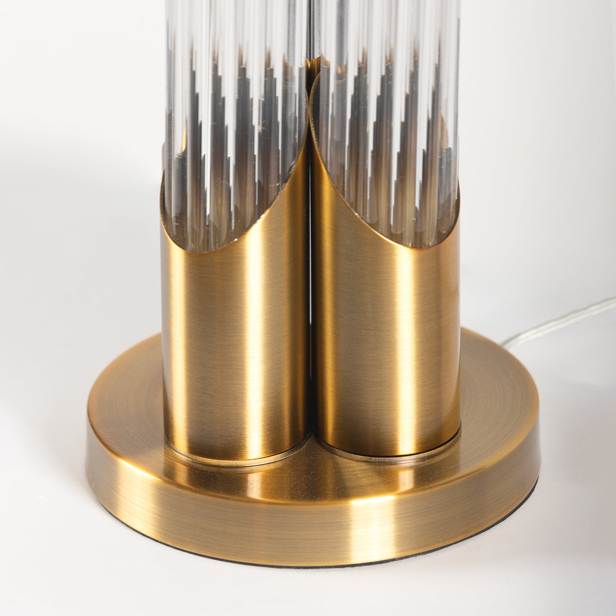 Lámpara de sobremesa de metal y cristal Prato