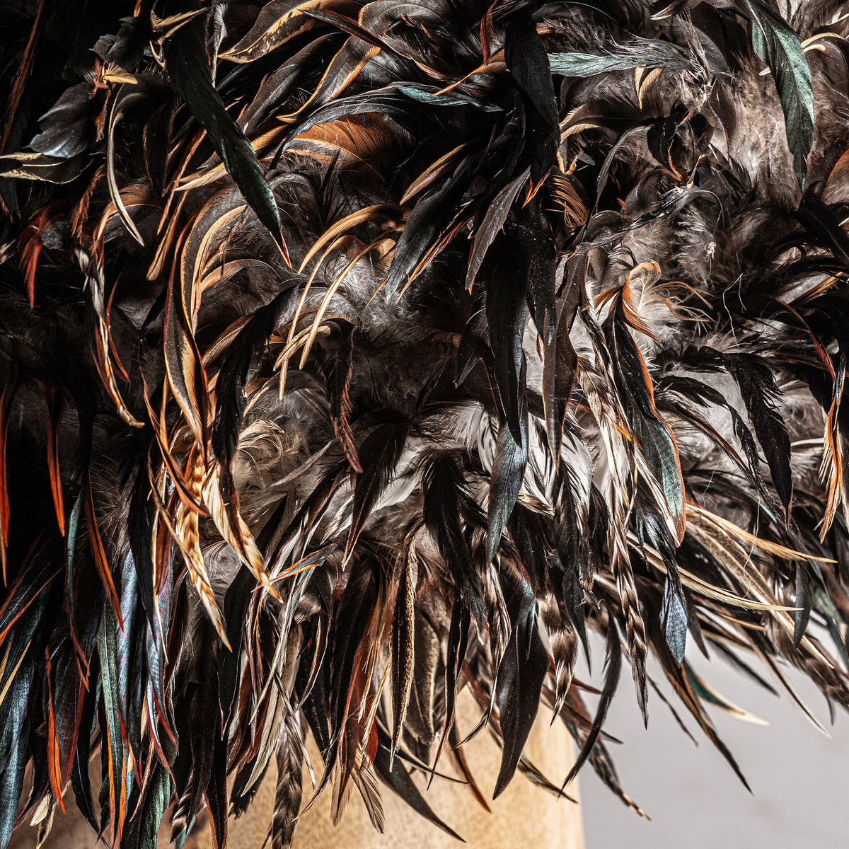 Lámpara de sobremesa de teca y plumas Caracola