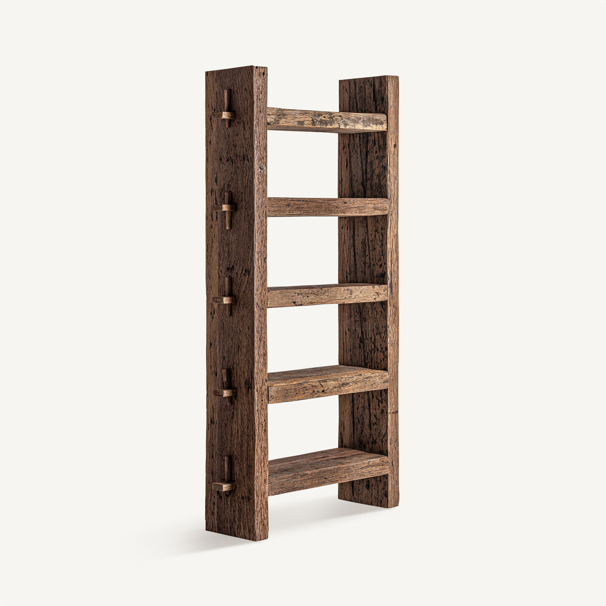 Librería de madera recuperada Maresía