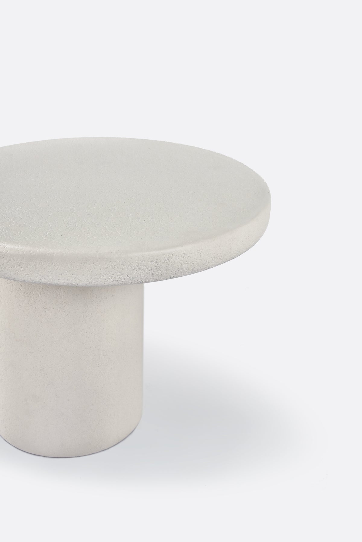 Mesa auxiliar de exterior de microcemento Claude