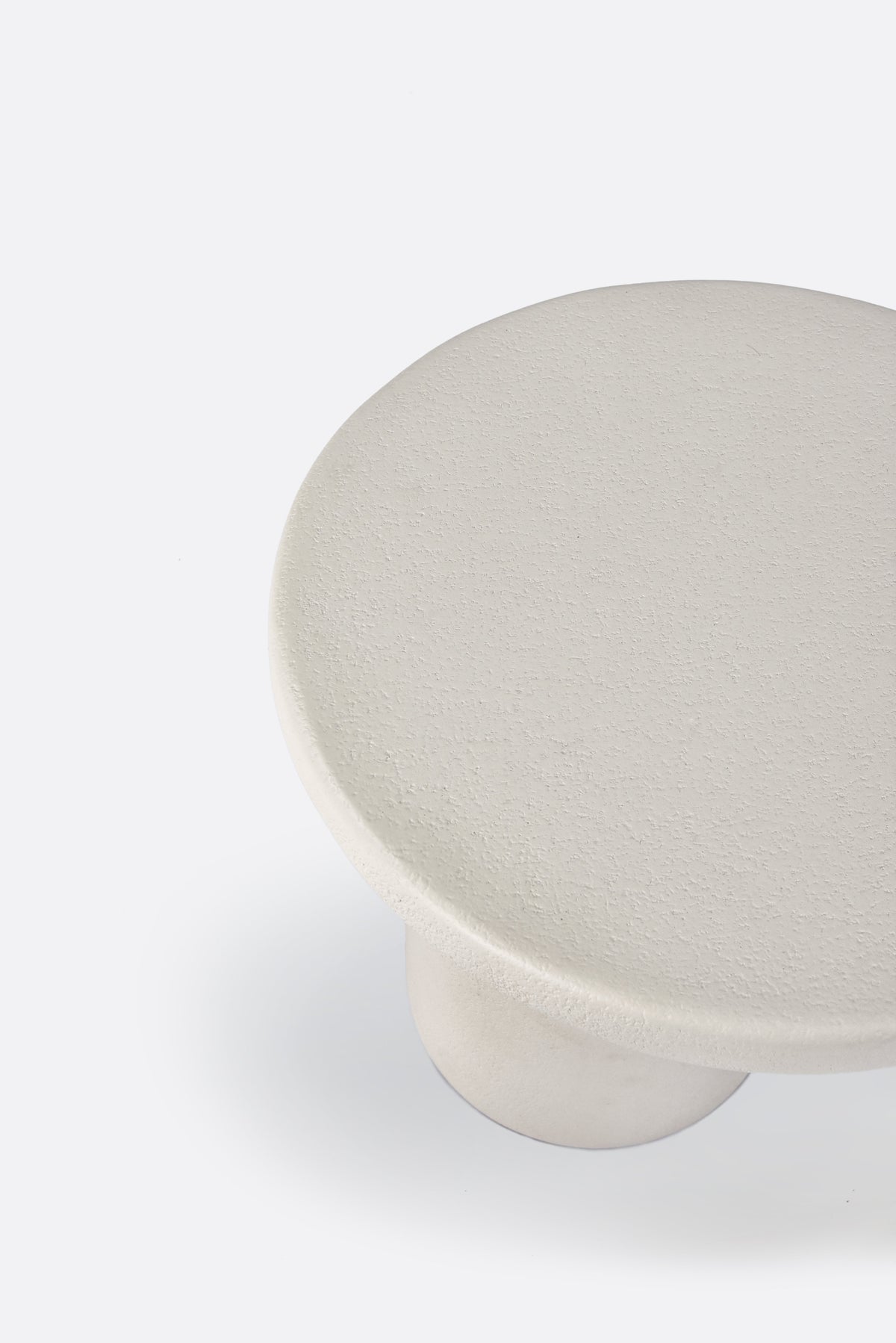Mesa auxiliar de exterior de microcemento Claude