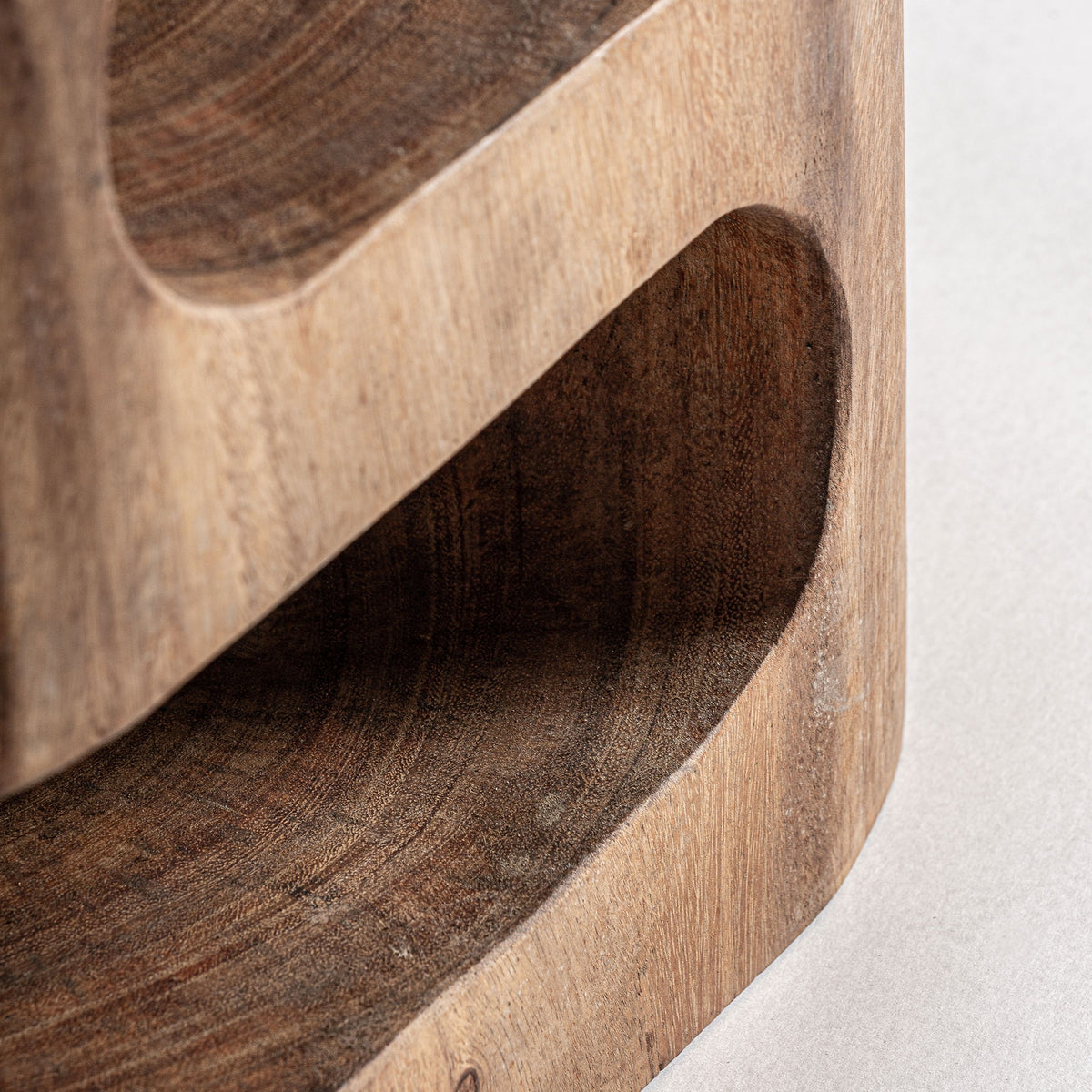 Mesa auxiliar de madera de suar Orégano