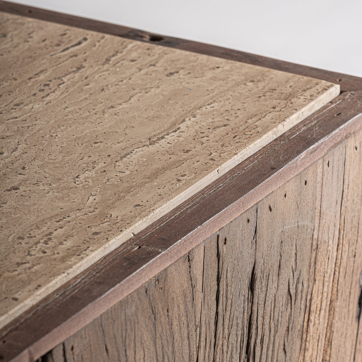 Mesa auxiliar de madera recuperada y travertino Encina
