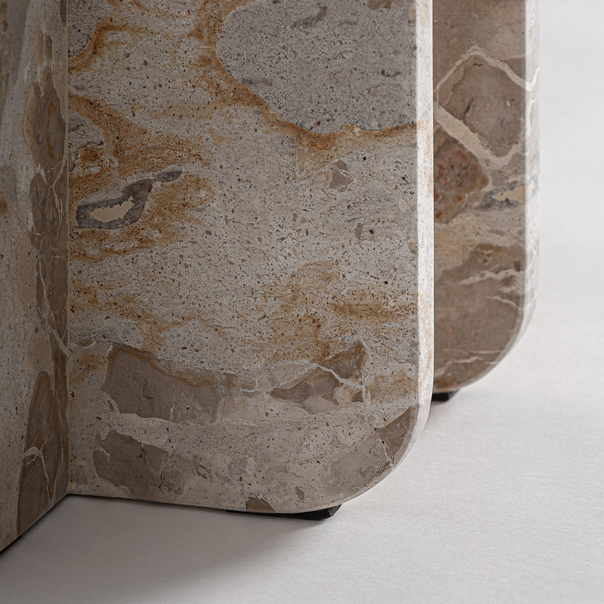 Mesa auxiliar de mármol beige Kerkennah