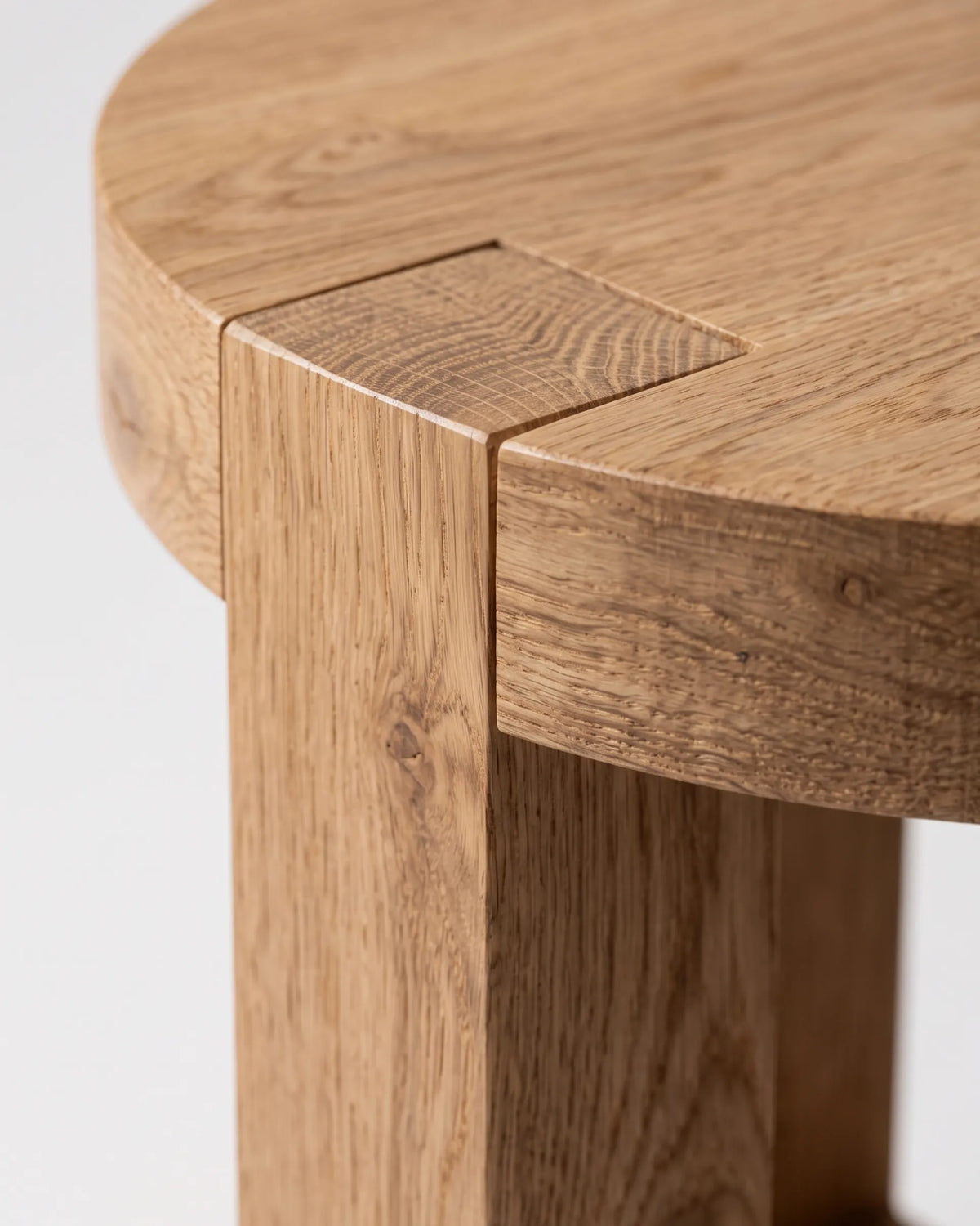 Mesa auxiliar de roble Serai