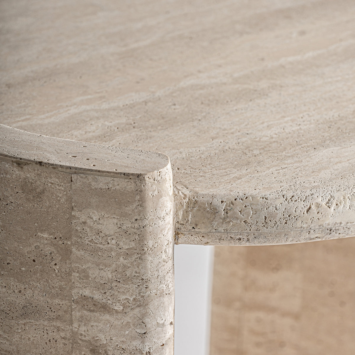 Mesa auxiliar de travertino beige Pita 45 cm