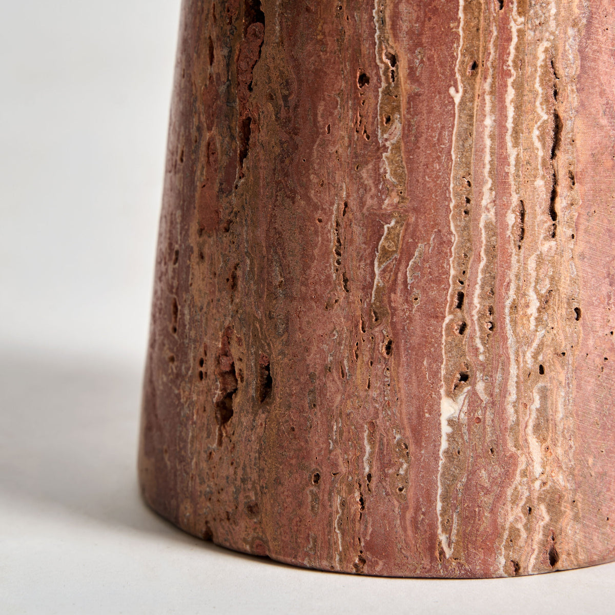 Mesa auxiliar de travertino rojo Mogador