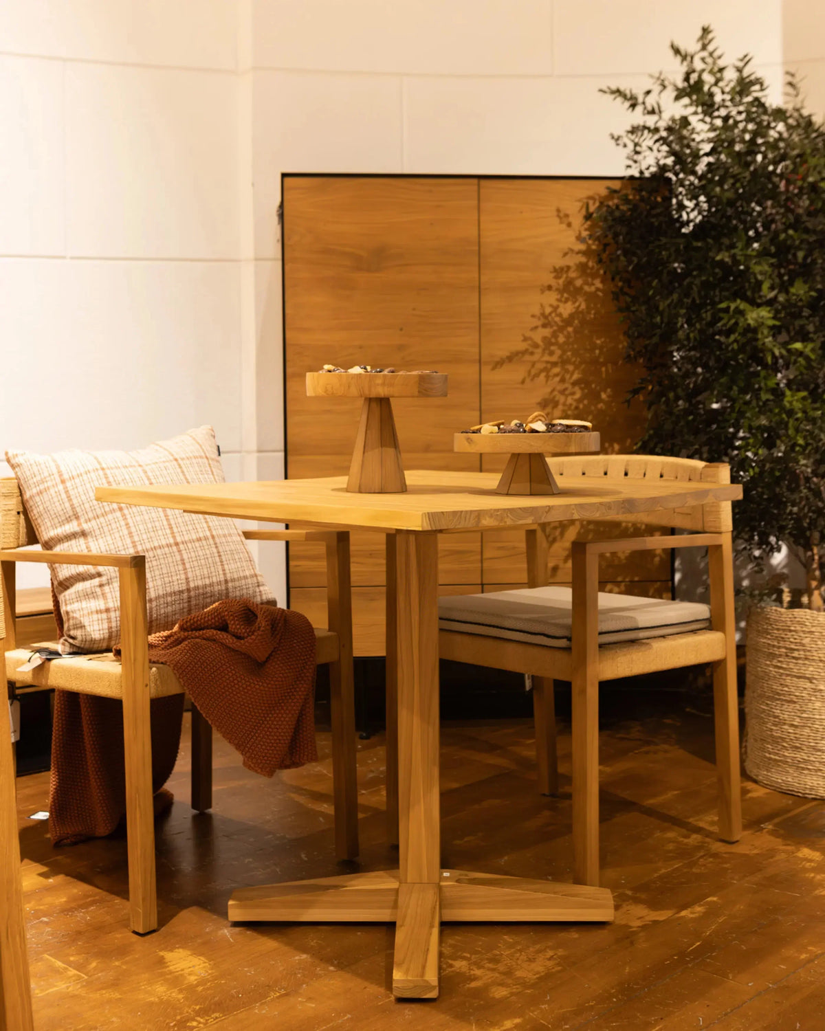 Mesa de comedor cuadrada de teca Rumah