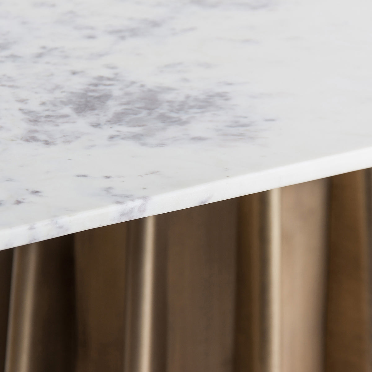 Mesa de comedor de mármol y acero Lújar