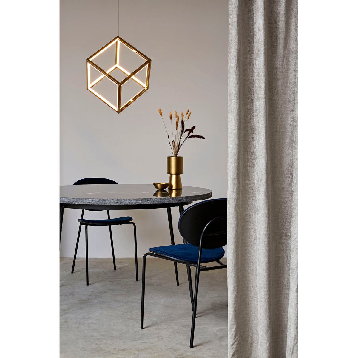 Mesa de comedor de mármol y metal Yaiza
