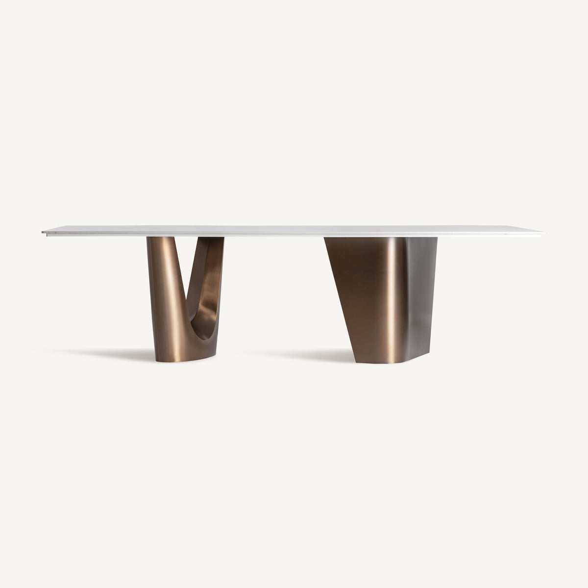 Mesa de comedor de piedra sinterizada y cobre Saïdia